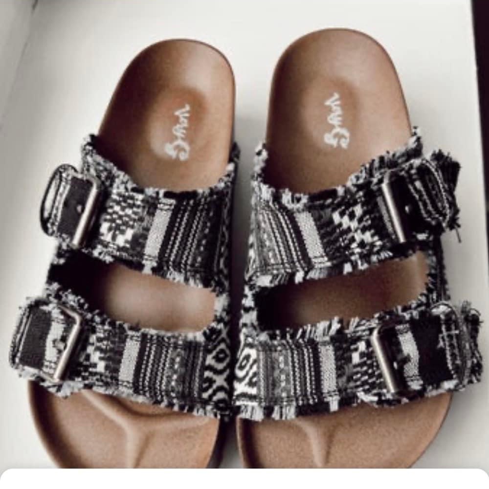 BNWT Aztec designed sandals.size 7